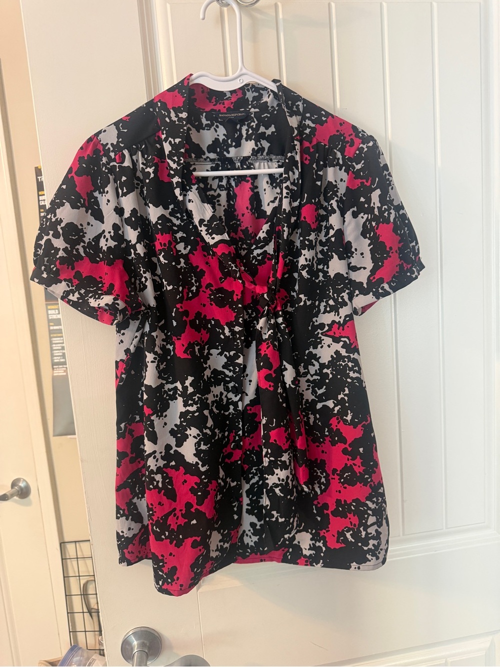 Banana Republic Abstract Print V-Neck Short Sleeve Blouse in Black, White & Pink